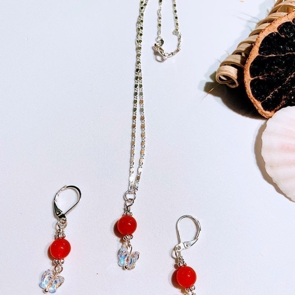 Pink jade and crystal butterfly beaded necklace earrings set - Picture 3 of 3